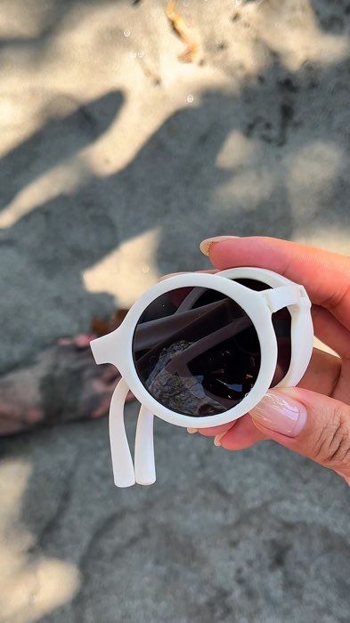 Excuse the paa na kaagad. Haha. Check this portable and lightweight sunglasses for your kiddos! #sunglasses #sunglassesforkids#MasMuraSaShopee
