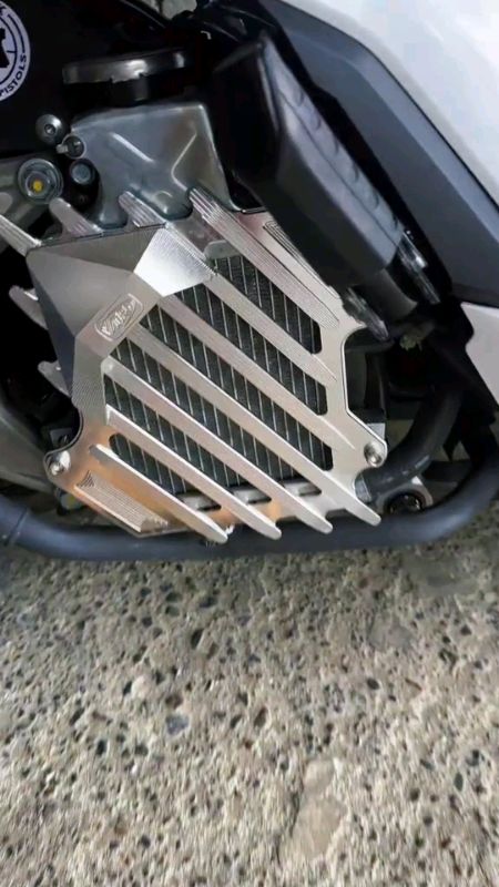 CNC RADIATOR COVER WITH SPINNER HONDA CLICK 125/150 #cnc#radiatorcover#spinner #motorcycle#MasMuraSaShopee