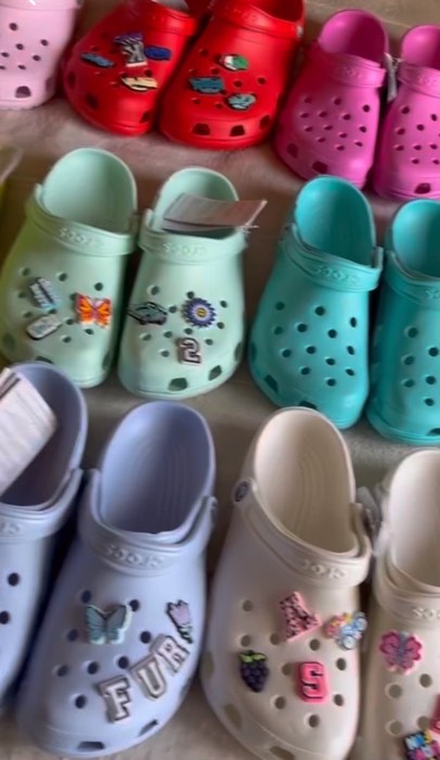 #crocs #plaincrocs #classicclog #classiccrocs #crocsclassic #crocsclassicclog #unisex #clogsandal #sliponsandal #sandalslipon