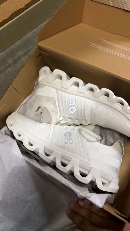 #cloudswift 4 womens running shoes#cloudshift4#runningshoes#freecoinsInShopeevideo #HUGOTSASHOPEE #MASMURASASHOPEE #💯✅❤️