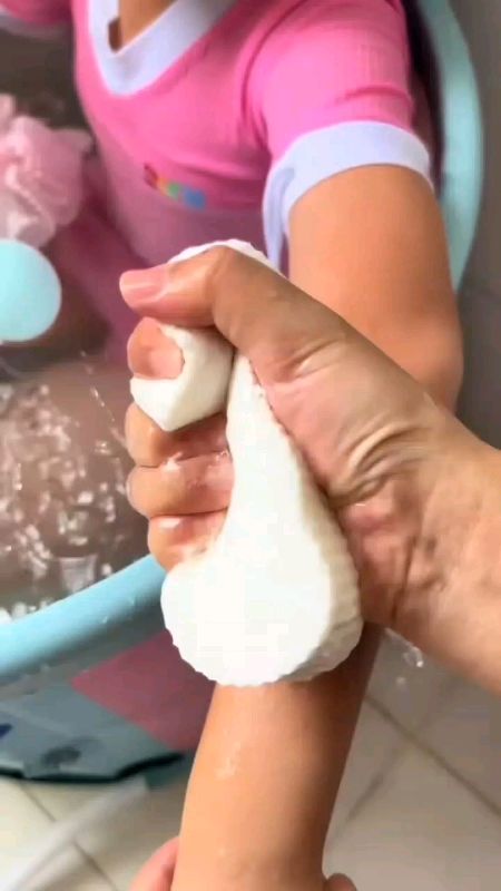 #babybath #bodyscrub #scrubsponge #fyp #highlight #shopeesale #shopeefinds #MasMuraSaShopee