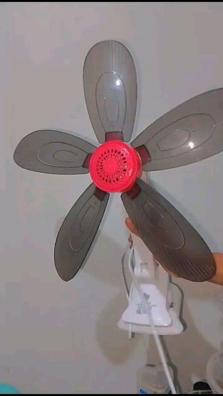 Madaling ikabit, hindi malaki sa space, at nagbibigay ng preskong hangin buong araw. 💙✨ #clipfan #homesessential #shopeeaffiliate #shopeemademebuyit