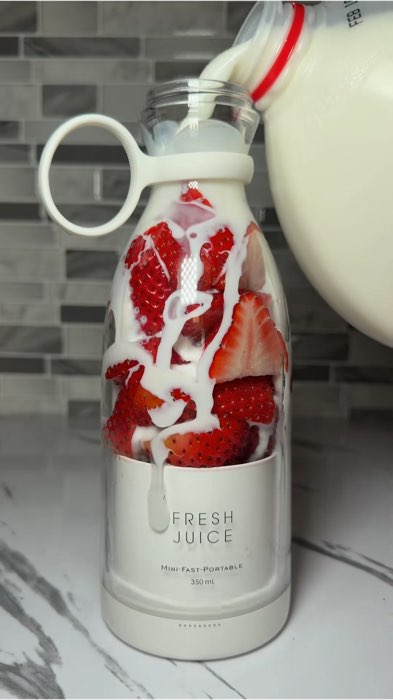 the perfect portable blender for an easy healthy drink! 🧃🍓 #portableblender #portable #blender #drink #food #tech #fyp #foryou #healthy