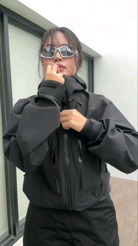 #outdoorjacket #hikingjacket #trending #affordable #FreeCoinsInShopeeVideo #MasMuraSaShopee